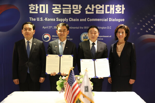 UL Solutions and KTC signed an MoU to collaborate on the safety and performance evaluation and global market access of EV chargers and batteries. Pictured left to right: Korea’s Trade, Industry and Energy Minister Lee Chang-yang, Ahn Sung-il, President of Korea Testing Certification Institute, Weifang Zhou, Executive Vice President and President of Testing, Inspection and Certification at UL Solutions, and U.S. Secretary of Commerce Gina Raimondo.