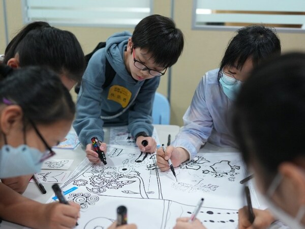 「探索Doodle塗畫之旅」的導師透過繪畫拼貼圖畫禪繞畫(Zentangle)，啟發同學們的想像力及創作可能性。