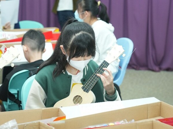 In the "Music Workshop", students learned to express their emotions with their voices in voice-over acting and make ukulele.