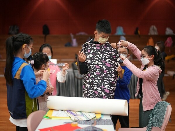 In "Drama Workshop", students learned to design stage costumes with the guidance of professional designers and used their designs to bring story characters to life.