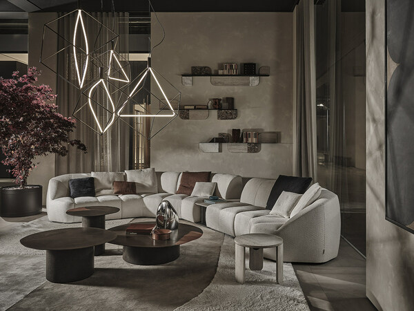 Massimo Castagna设计的Cloud Infinity沙发、Clemo小型桌子，Federica Biasi设计的Re-verre小型咖啡桌，Studiopepe设计的Spectrum台灯和 Roundcut墙架
