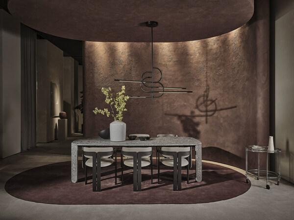 Massimo Castagna设计的Clemo-T餐桌、Key-to-Heaven Fix吊灯，Studio G&R设计的0414餐椅，Pierangelo Gallotti设计的Riky推车