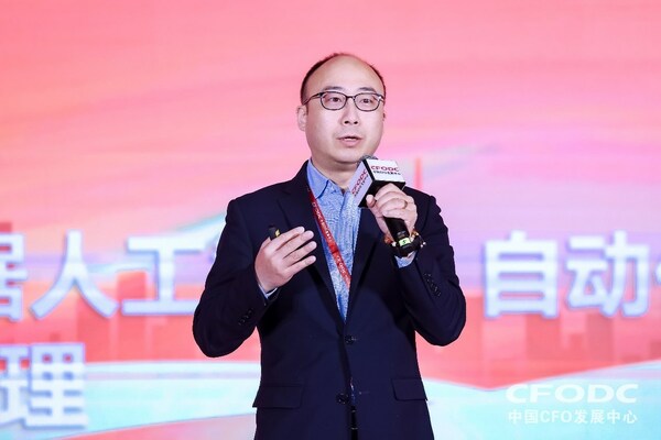 IBM科技事业部数据人工智能、自动化中国华北与华西大区总经理冯衍在“第十二届中国国际财务领袖年会”上做主题演讲（照片由大会提供）