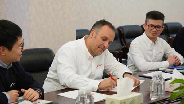 FPT中国区动力总成商务运营负责人Riccardo PAVANI 先生签署相关协议