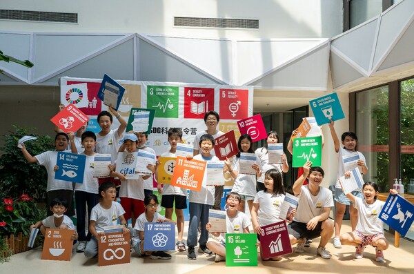 结营学员领取"SDGT联合国可持续发展项目培训证书"合影