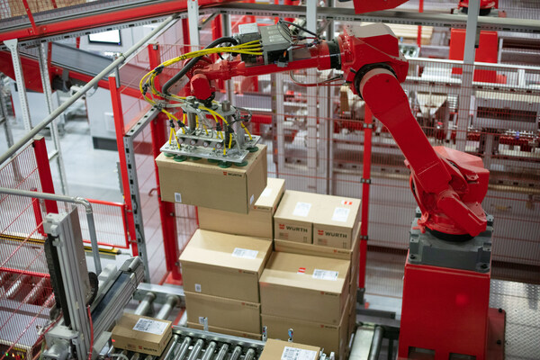 托盘机器人将包裹从传送带放置到托盘上，然后将它们运送给客户。托盘机器人每天可以处理大约8,000个平均重量为12公斤的包裹。