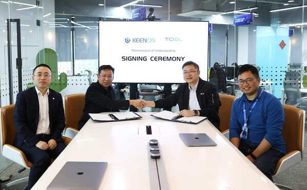 Tuan Foong (kedua dari kiri) dan Tuan Wan (kedua dari kanan) menandatangani MOU. Majlis penandatangani disaksikan oleh Tuan Enzo Wang (pertama kiri), Direktur Penjualan Wilayah Asia Tenggara, KEENON Robotics, dan Tuan Xuan Lai Tang (pertama kanan), CTO KEENON Robotics.