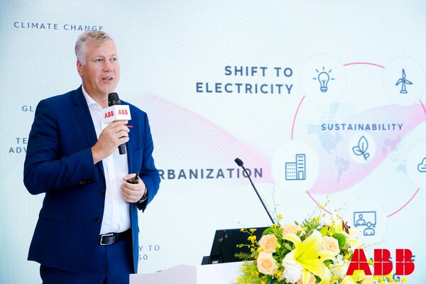 ABB集团电气全球总裁马腾（Morten Wierod ）进行主题演讲