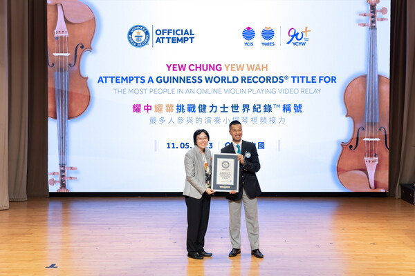 Dr Esther Chan (left), Deputy CEO (K-12 Education) of Yew Chung Yew Wah Education Network (YCYW), said that the event aligns with YCYW’s mission of music enlightenment. The official adjudicator (right) presented the certificate.