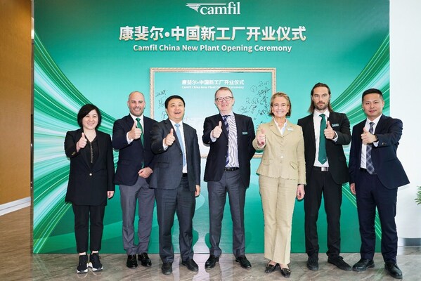 康斐尔太仓新工厂成立标志着康斐尔集团在中国市场迈出了关键一步（照片上从左到右：毛雅萍, Mark Simmons, 汪香元, Alan O’Connell, Marie-Claire Sward Capra,  Dan Larson, 张展）