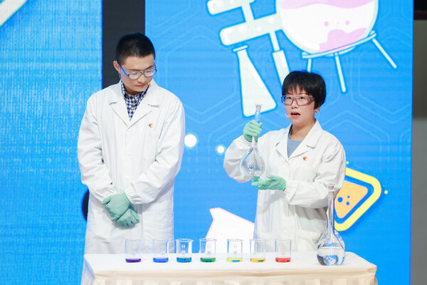 科慕和上海有机所的科普志愿者带来以“变化的科学”为主题的酷炫化学实验秀