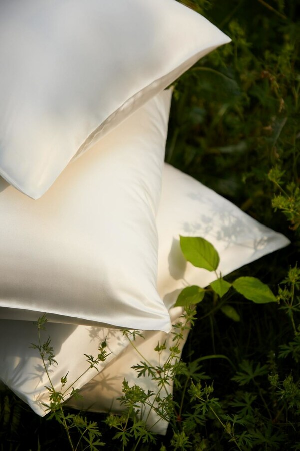 LILYSILK Strengthens Sustainability Efforts with Launch of Its First Ever GOTS-certified Organic Silk Pillowcase Collection