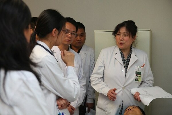 北京协和医院消化内科钱家鸣教授和团队研讨IBD病例