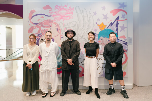 揭幕仪式上还首次展出了一幅由五位港澳艺术家联合创作的大型画作，融合了各人独特的作画风格和技法合力呈献“夏日恋曲”这一主题，表达了港澳艺术家之间的创作交流热烈之寓意。