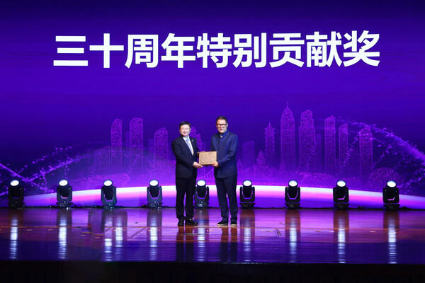 无锡市政府授予王磊先生“三十周年特别贡献奖”