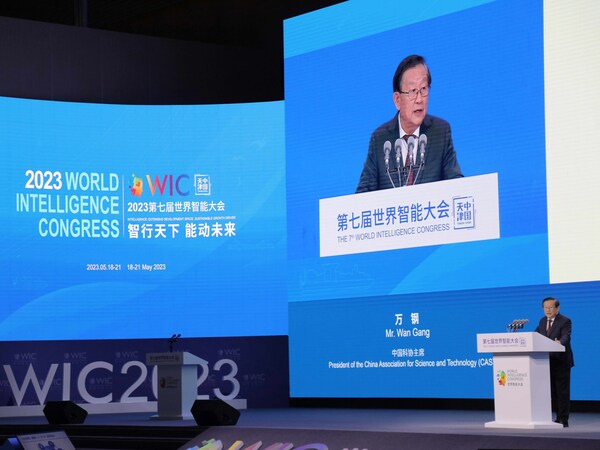 Wan Gang, Chairman of the China Association for Science and Technology, is giving the keynote speech.