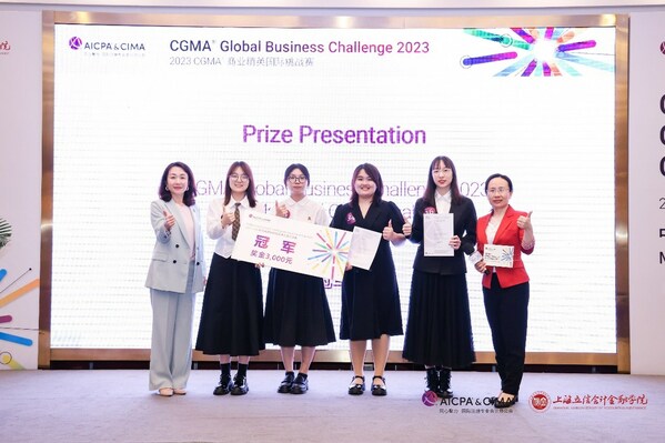 FCMA, CGMA，AICPA & CIMA北亚区总裁李颖女士为冠军队伍：香港中文大学（深圳）颁奖