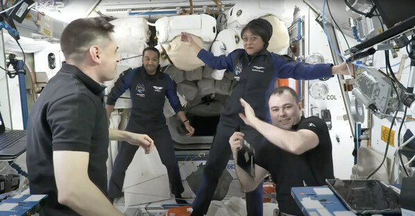 两名沙特宇航员抵达国际空间站并获团队成员欢迎及问候