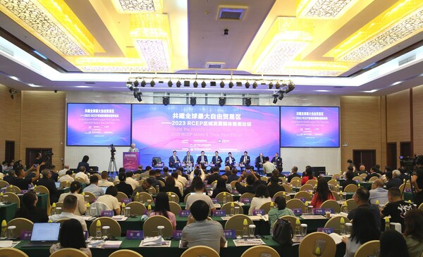 Experts listen to a keynote speech on regional cooperation during a plenary meeting of the third annual RCEP Media & Think Tank Forum in Haikou, Hainan province, on Sunday. ZOU HONG/CHINA DAILY