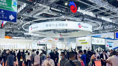 ベーカリーチャイナ2023展示会（Bakery China 2023 Exhibition）のエンジェル・イースト（Angel Yeast）のブースに押し寄せる来場者の群れ