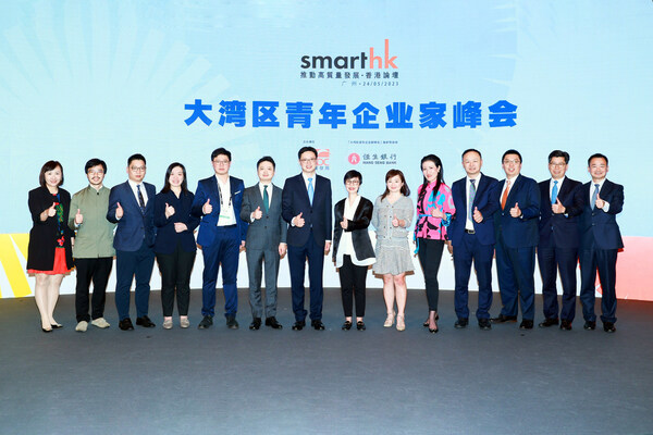 Diana Cesar, Executive Director and Chief Executive of Hang Seng Bank (8th from left); Patrick Lau, Deputy Executive Director of the Hong Kong Trade Development Council (7th from left); Gilbert Lee, Head of Strategy & Planning and Chief of Staff to CE of Hang Seng Bank (6th from left); Donald Lam, Head of Commercial Banking of Hang Seng Bank (2nd from right); Rose Cho, Head of Global Banking of Hang Seng Bank (far left); Ryan Song, Vice-Chairman and Chief Executive of Hang Seng Bank (China) Limited (far right) and eight panel speakers attended the ‘GBA Young Entrepreneur Summit’ with over 100 young entrepreneurs.