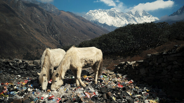 Mount Everest trash, photo by Martin EdstrÃ¶m