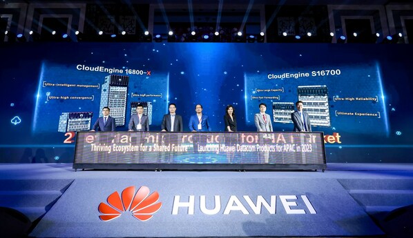 Kevin Hu, Chủ tịch phụ trách Dòng Sản phẩm Truyền dữ liệu của Huawei; Nicholas Ma, Chủ tịch Tập đoàn Kinh doanh Doanh nghiệp APAC của Huawei và Vincent Liu, Chủ tịch Phòng Kinh doanh Giải pháp & Tiếp thị Mạng Doanh nghiệp của Huawei, cùng với StarHub, ASL, MYI và MII, đã ra mắt những sản phẩm truyền dữ liệu hoàn toàn mới cho thị trường Châu Á-Thái Bình Dương