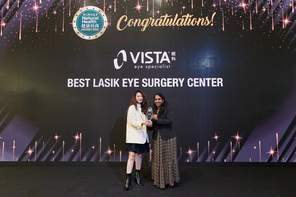 Ms Chloe Wong, Chief Marketing Officer at VISTA Eye Specialist receiving the Best LASIK Eye Surgery Center award on behalf of the company.