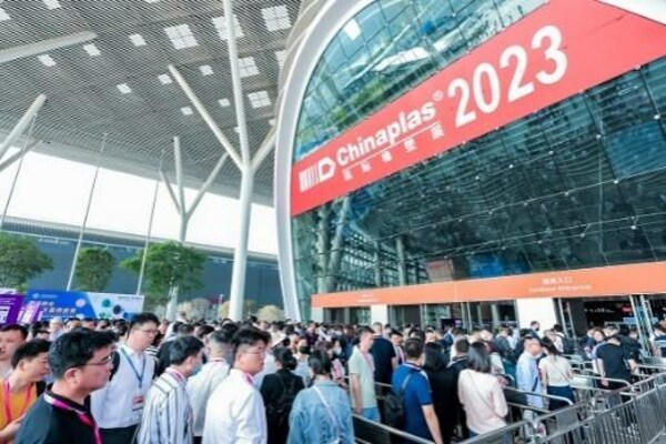 “CHINAPLAS 2023 国际橡塑展，展会现场专业观众纷至沓来。”