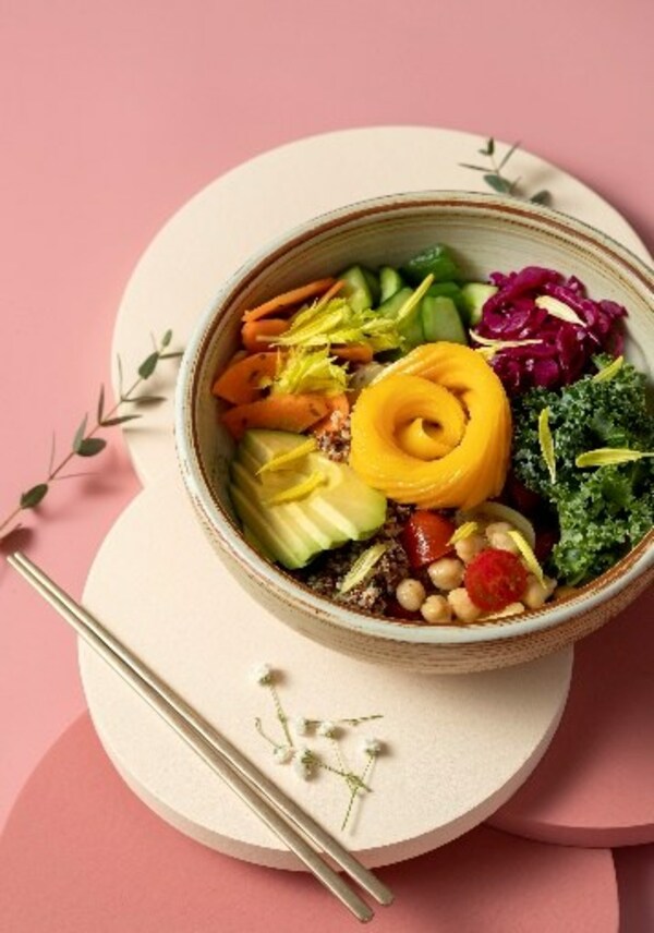 CHA BEI以标志性的应援颜色王者金为灵感，于6月3日推出“金海盛宴”套餐。