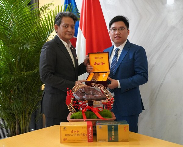 Photo shows Dino Kusnadi and Li Zhenyu in the Indonesian embassy in China.