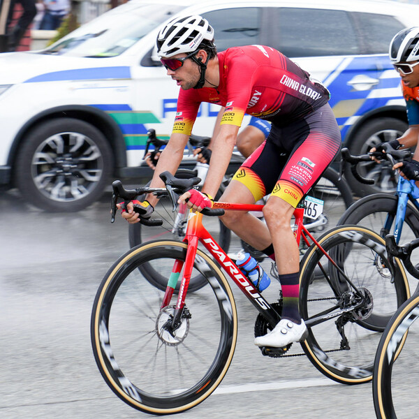 The China Glory Continental Cycling Team races on wheels from Elitewheels.