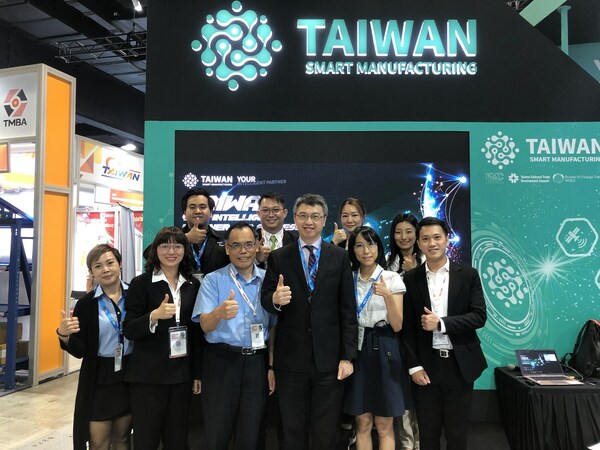 台灣團隊參與Metaltech馬來西亞國際工具機暨金屬加工設備展,圖為駐馬來西亞經濟文化辦事處經濟組長章遠智（前排左4）與參展台灣業者合影。 （精機中心PMC提供）