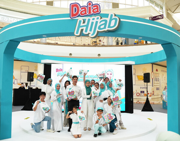 (Di tengah dari kiri) Effendi Loong, Pengarah Negara, Gentle Supreme Sdn Bhd, dan (di tengah dari kanan), Lisa Surihani, Duta Jenama bagi rangkaian produk Daia, melancarkan Daia Hijab All Day Freshness.