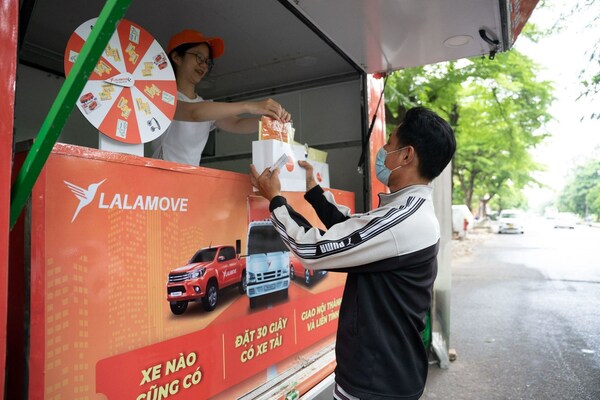 Lalamove accompanies the driver partners on their delivery journey with hundreds of coffee and gifts on Children's Day