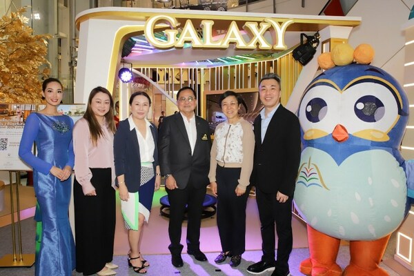 Ms. Maria Helena de Senna Fernandes, Director of Macao Government Tourism Office (2nd from right),  Mr. Somchai Chomraka, Vice President of Thai Travel Agent Association (centre) and Ms. Uracha Jaktaranon, General Manager of MGTO Marketing Representative in Thailand (3rd from left) together with Galaxy Macau management team join the “Experience Macao Unlimited Mega Roadshow” Opening Ceremony which took place at Central World Bangkok on 2 June 2023 afternoon.