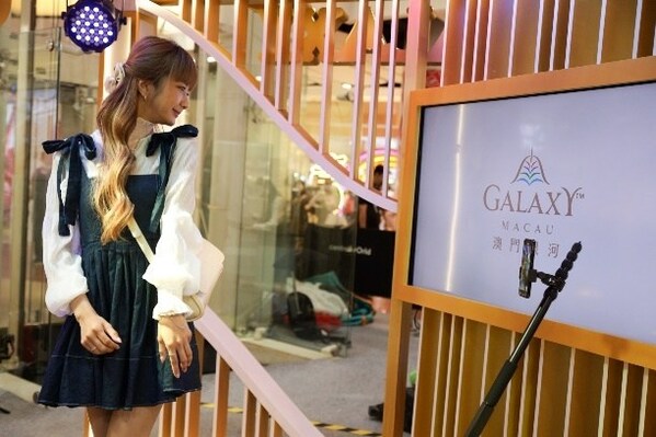 Guests enjoy taking 360-degree panoramic videos at the Galaxy Macau booth.