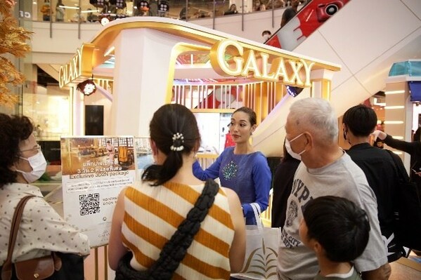 Guests enjoy visiting the Galaxy Macau booth.