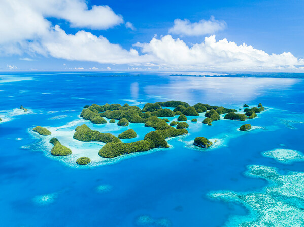 帕劳清澈可鉴的海域与岛屿