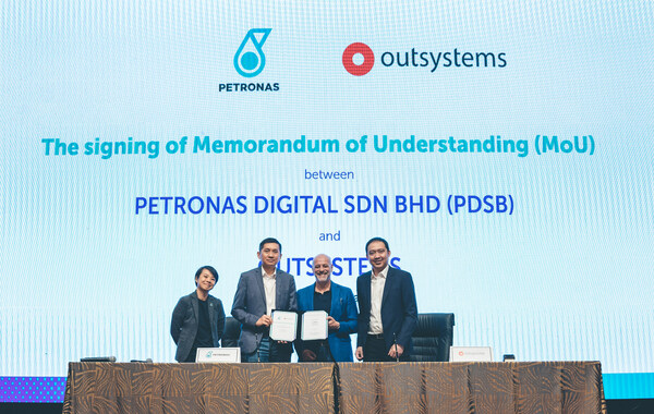 From left to right: Lisa Chan, Head of Software Engineering & DevOps, PETRONAS; Aik-Chong Phuah, Head, Digital Engineering, PETRONAS; Paulo Rosado, Founder and Chief Executive Officer, OutSystems; Mr. Termsak Virakachornpong, Regional Vice President Southeast Asia, OutSystems
