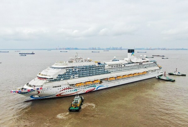 中国首艘国产大型邮轮"爱达•魔都号"顺利出坞