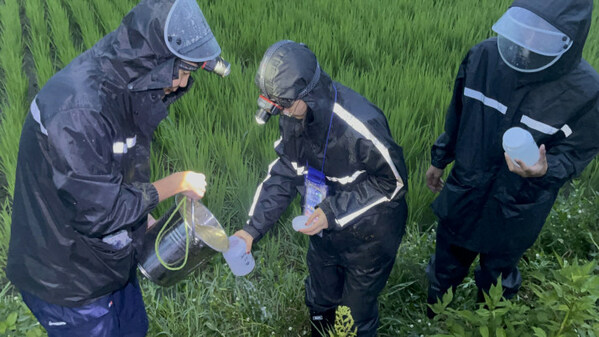 Researchers collect water samples during heavy rain in Gusheng Village, Dali Bai Autonomous Prefecture in Yunnan Province, in August 2022 (COURTESY PHOTO)