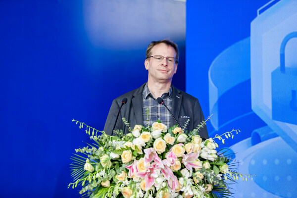TÜV莱茵大中华区认可与认证副总裁霍扬（Jan Hoehne）在仪式上致辞