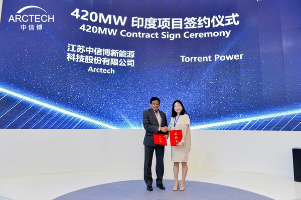 Arctech 420 MW Contract Signing Ceremony with Torrent Power
( Left: Mr. LN Lalwani, Executive Officer of Torrent Power. Right: Gail Chen, GM of EAI at Arctech and CEO of Jash Energy)