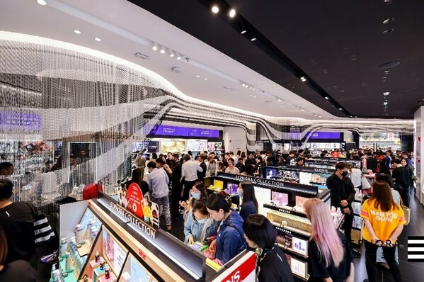 众多玩美爱好者自由探索丝芙兰上海未来概念店