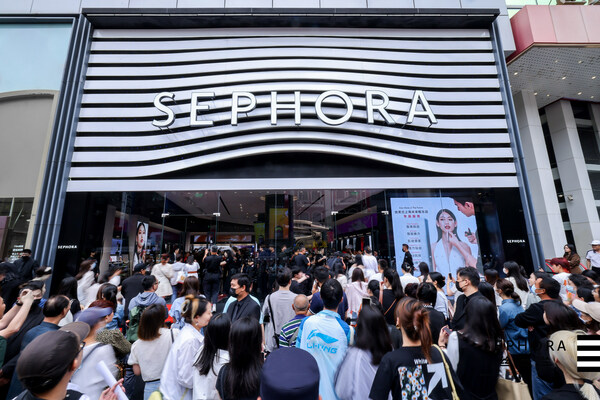 Consumers Gathering at Sephora's First Store of the Future in China for the Grand Opening