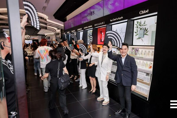 Ms. Alia Gogi, President of Sephora Asia, Ms. Maggie Chan, Managing Director of Sephora Greater China and Brand Executives Welcoming the First Group of Consumers in the New Store