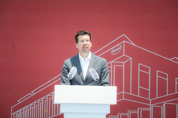 汉高粘合剂技术执行副总裁马道安（Mark Dorn）在讲话中强调了新工厂的重要性