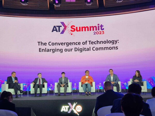 Yang Bing (third from the left), CEO of Oceanbase, at a panel discussion in ATxSummit