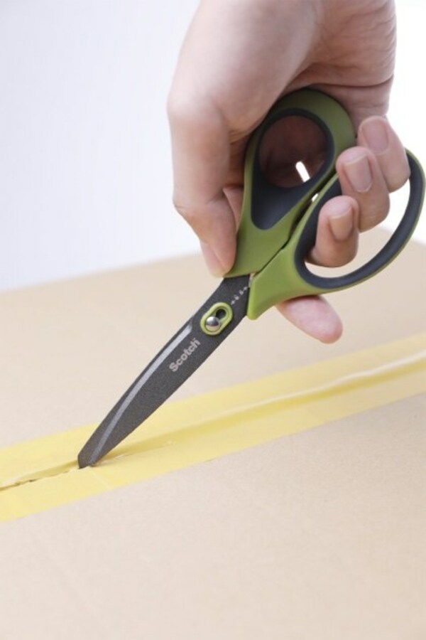 The all-new innovative Scotch™ Unboxing Scissors from 3M for an exceptional unboxing and cutting experience